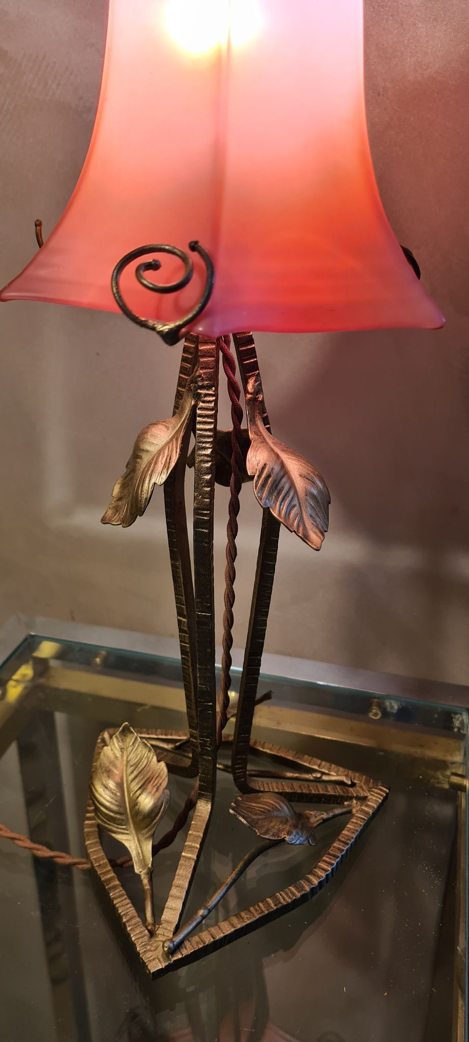 Wrought iron lamp from 1920 to 30, with gold patina with pretty pink tulip 39x16