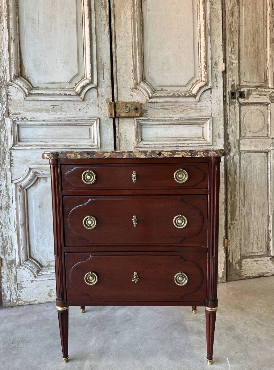 Petite commode de style Louis XVI 20e siècle