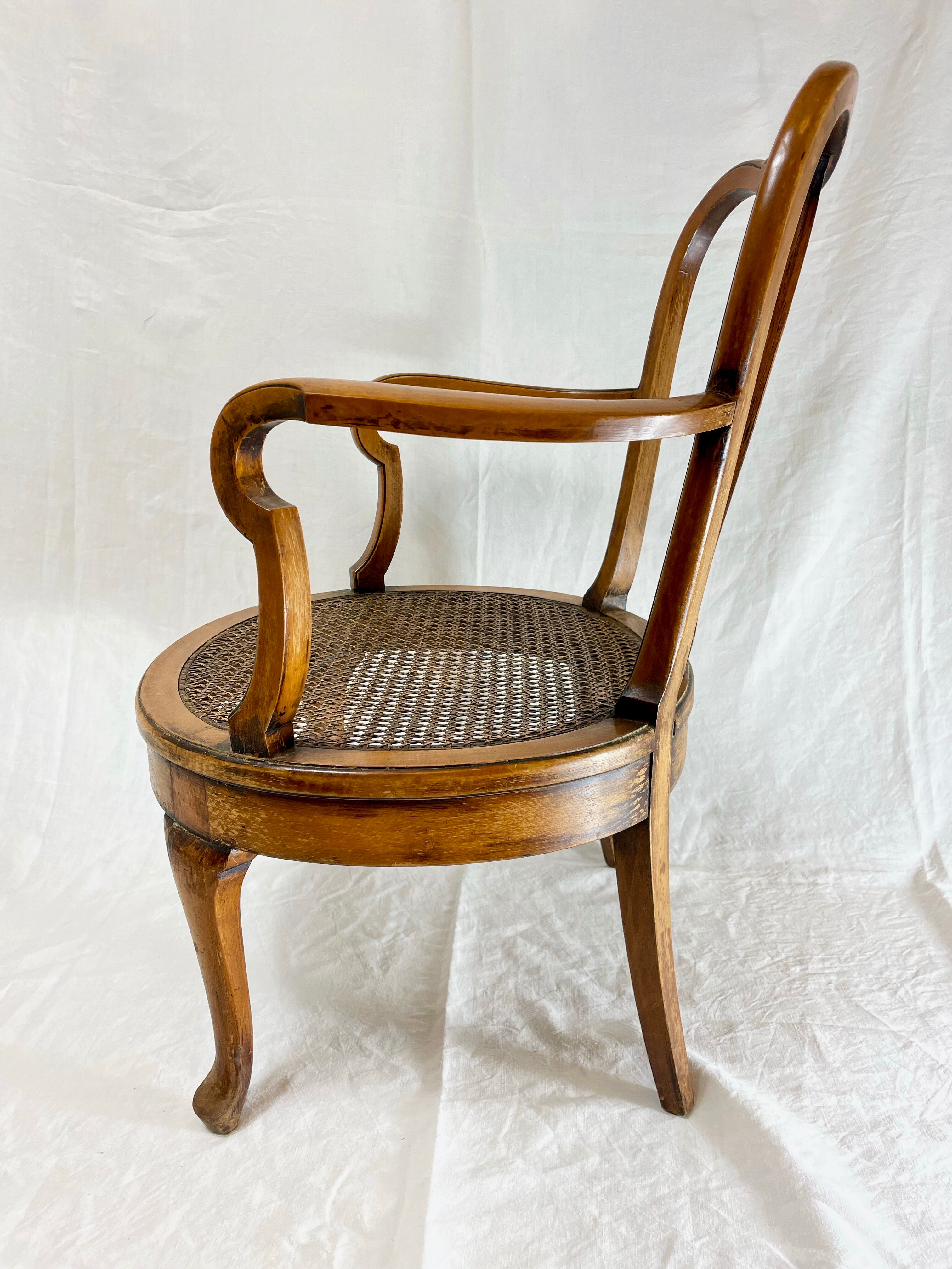 Fauteuil bas anglais en bois ajouré à assise cannée, 19e siècle