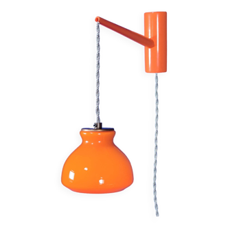 Applique suédoise en verre à boîtier orange et bois peint des années 1970