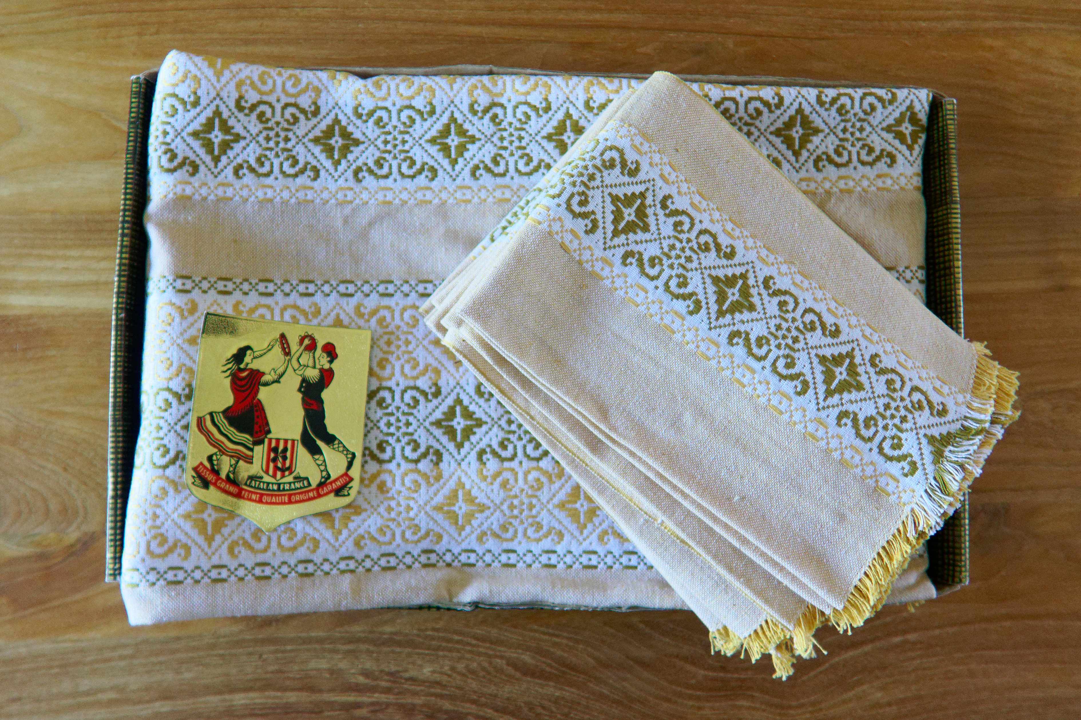 Rectangular Catalan tablecloth 12 vintage cutlery