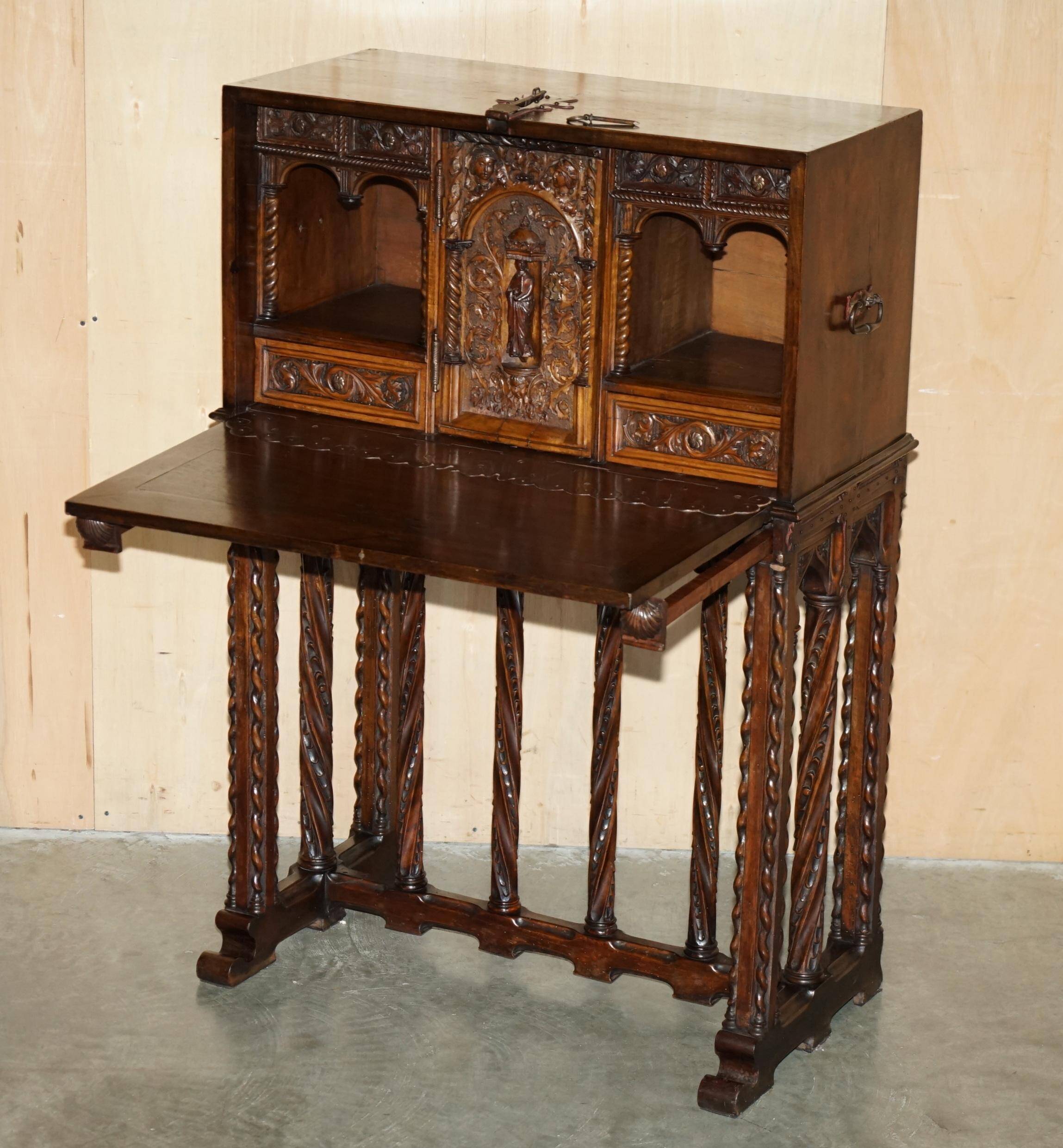 Cabinet espagnol sculpté 18ème siècle avec rangement caché