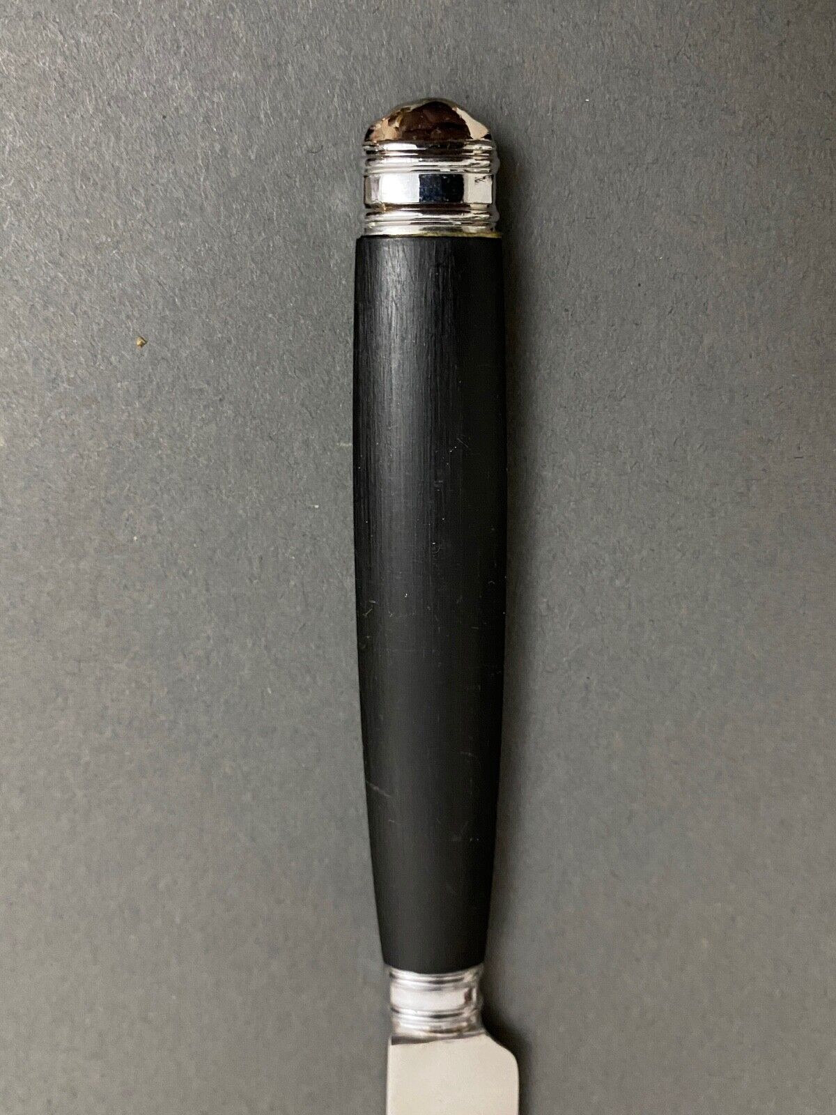 Suite de 23 couteaux kindal manche ebene ou bakelite XXe