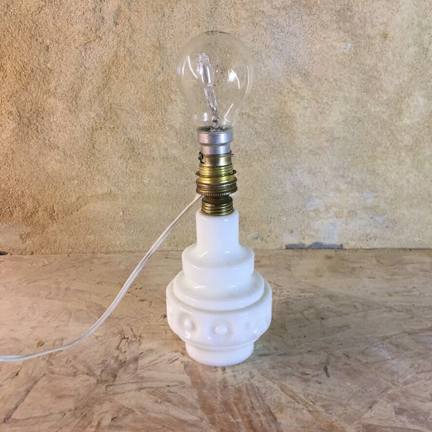 Pied de lampe de chevet en opaline blanc