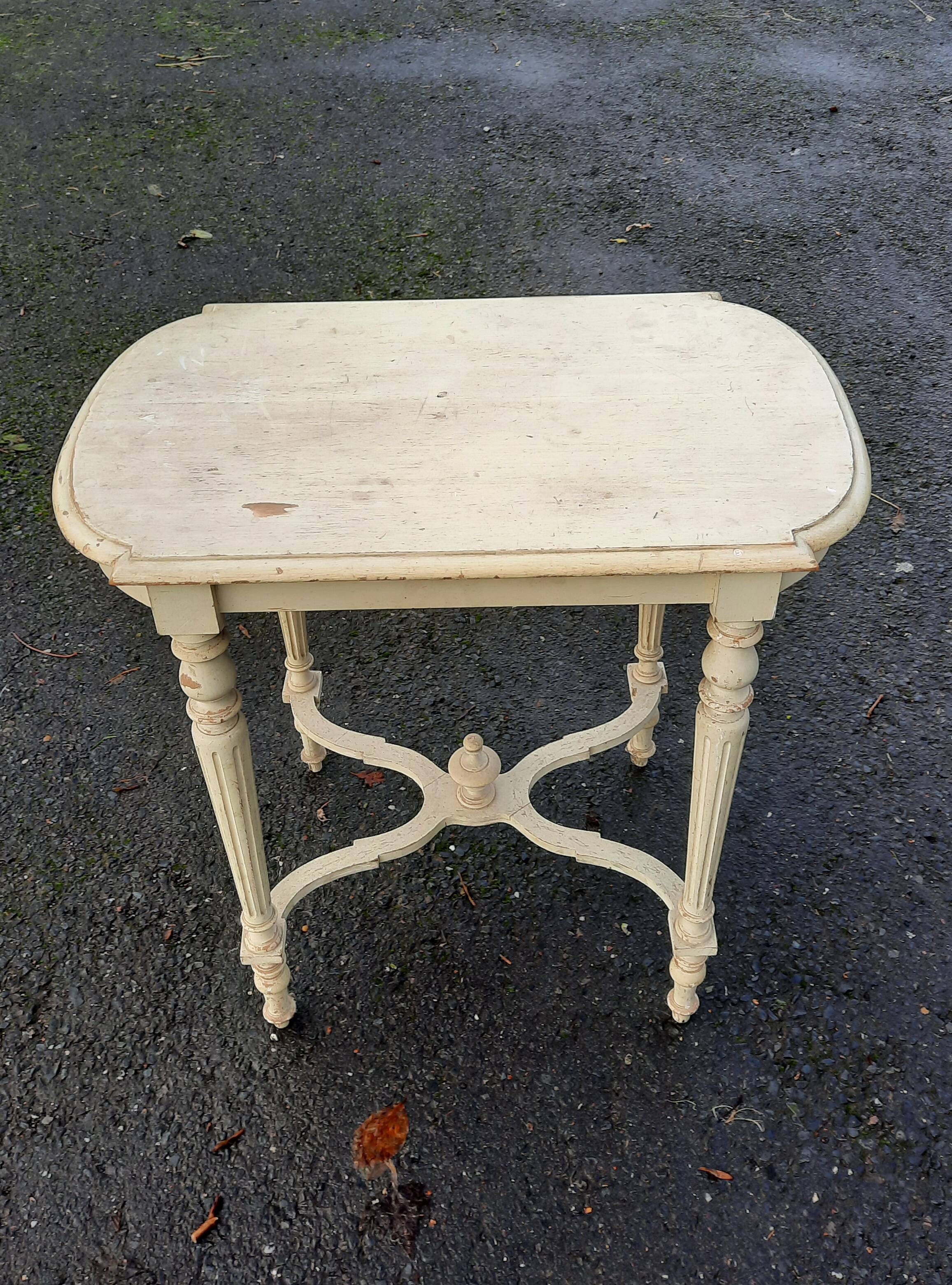 Center table in white lacquered wood