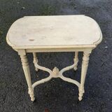 Center table in white lacquered wood