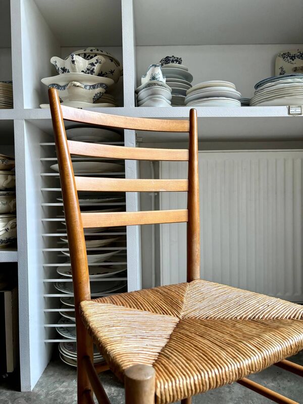 Chaise en bois clair et paille