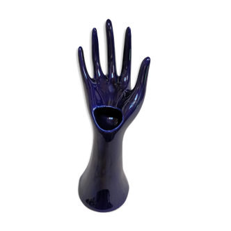 Hand baguier and blue soliflore overseas