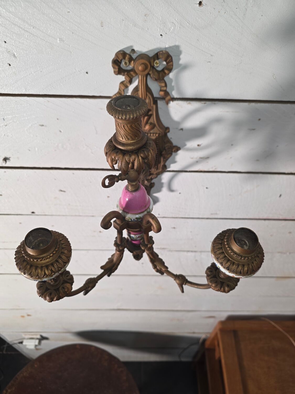 Wall light with 3 flames in bronze and porcelain in Louis XVI style.