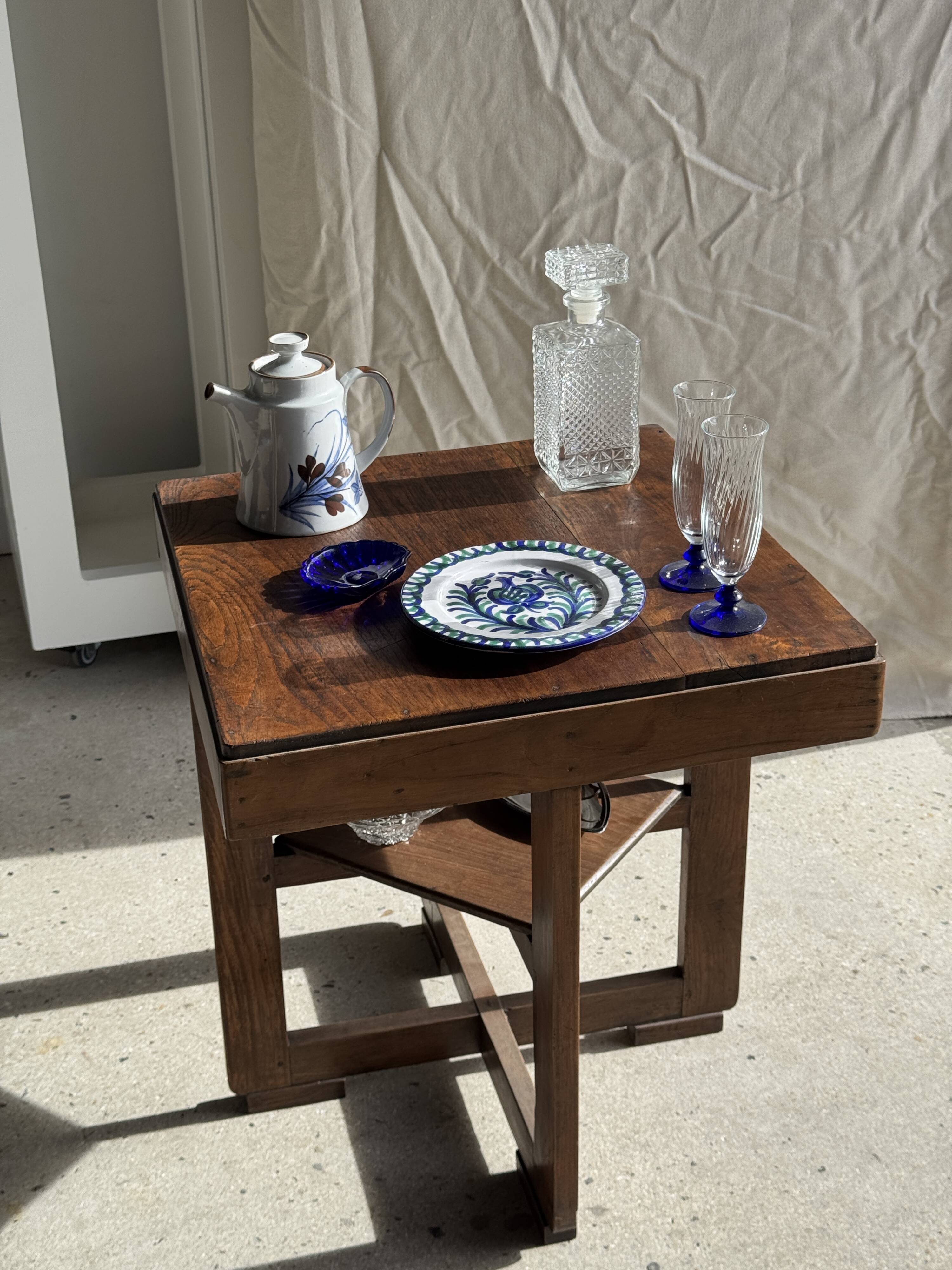 Small glass dish with vintage diamond points, a sparkle.