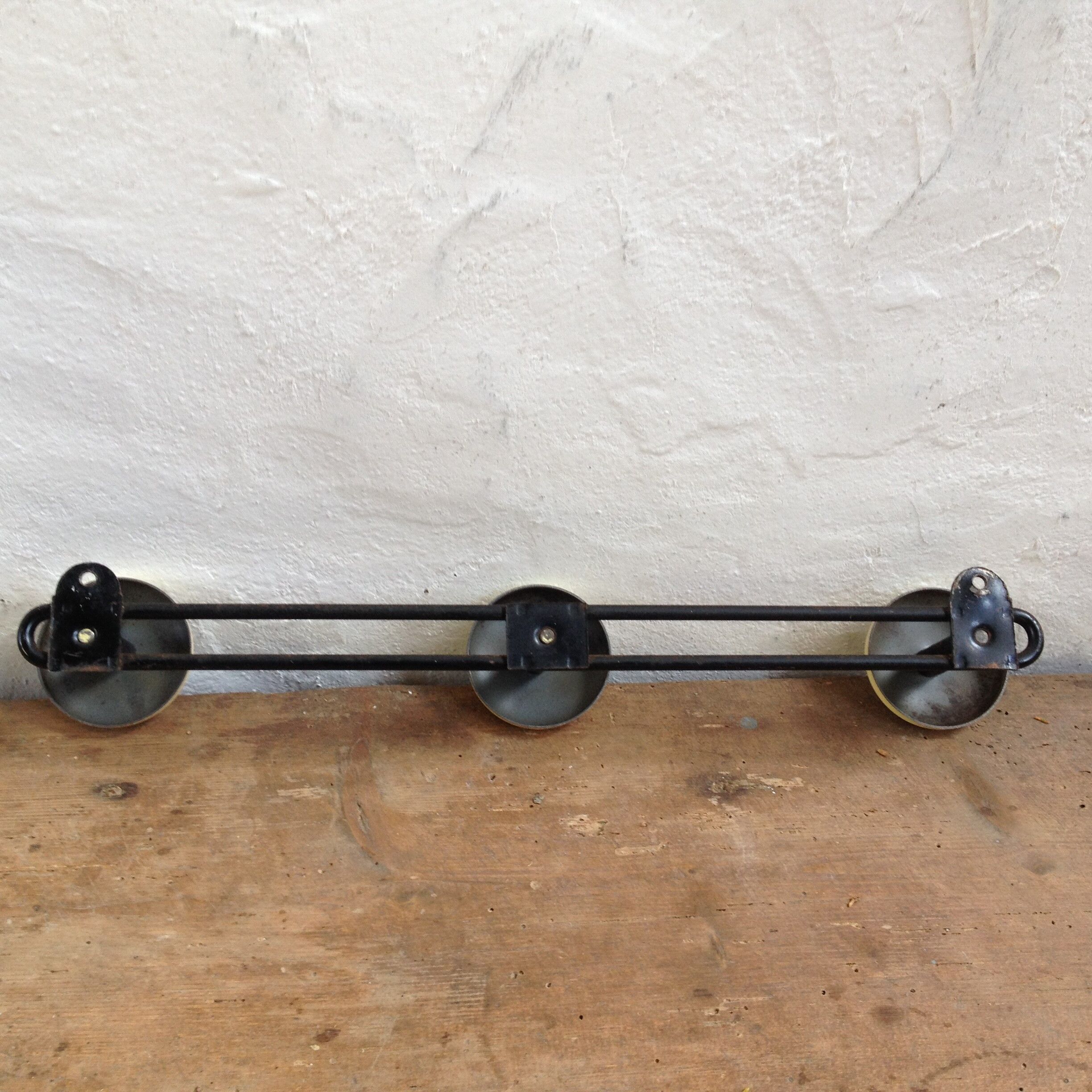 Coat door 3 yellow patères