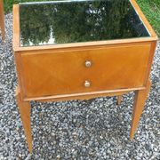 Vintage pair of bedside tables from the 1950s in sycamore and a mirror.