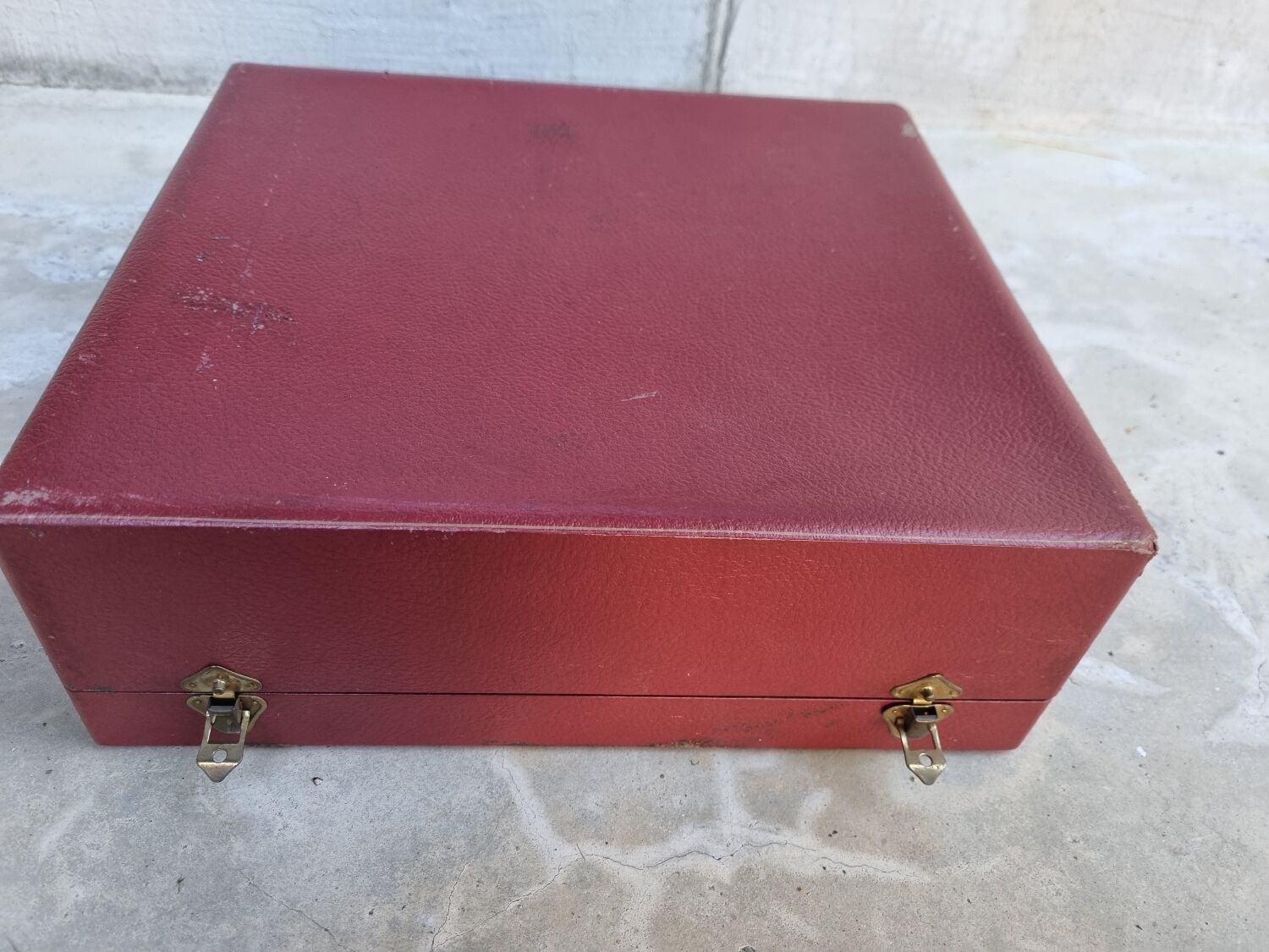 Shaker and 8 silver St Médard cups