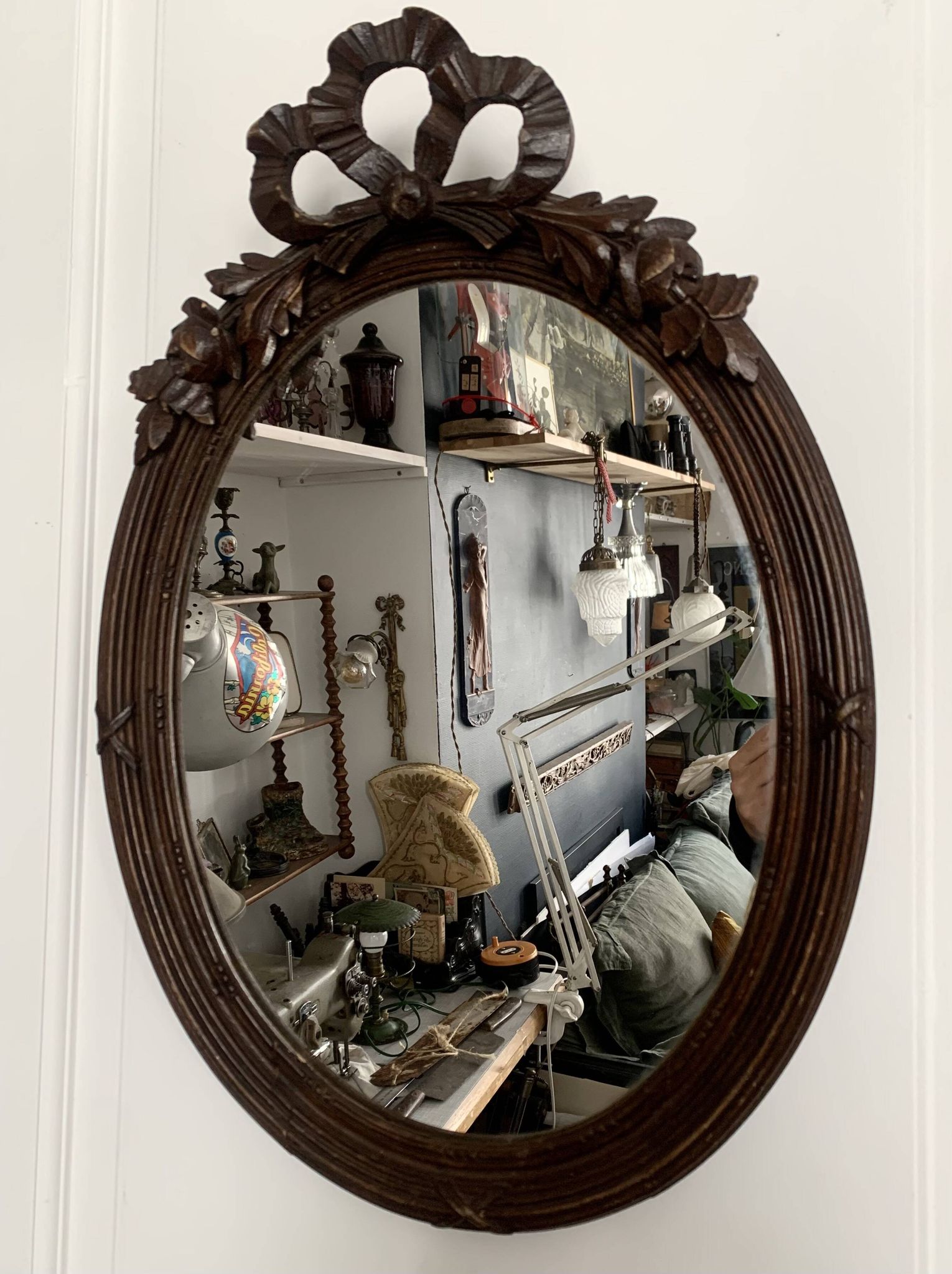 Antique oval mirror in carved wood and Louis XVI style knot