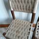 Chaises en bois brutaliste et corde