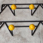 Deux porte manteaux boules vintage métal et bois