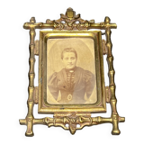 Photographie ancienne d'une femme dans un cadre en laiton