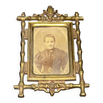 Photographie ancienne d'une femme dans un cadre en laiton
