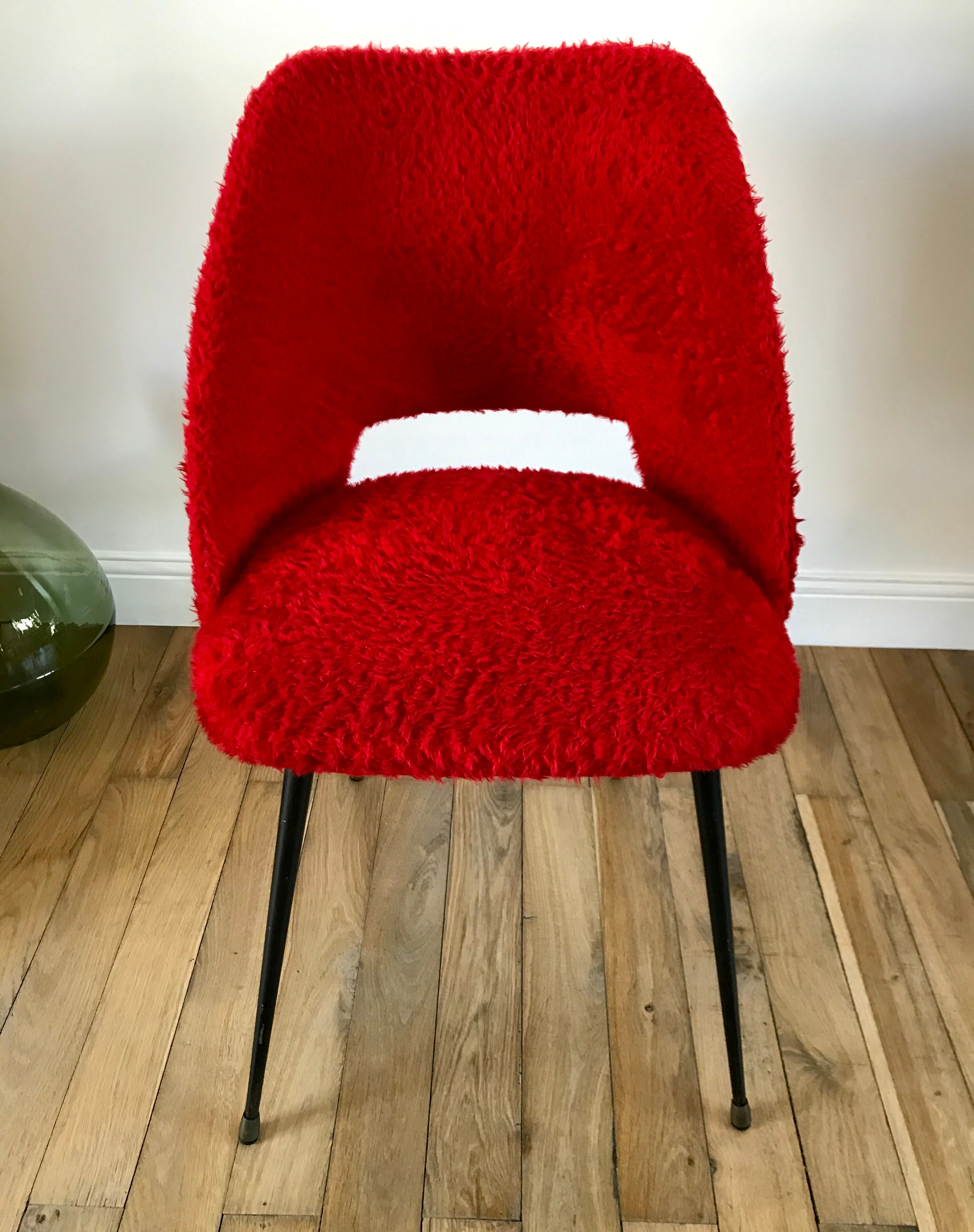 Chaise moumoute rouge pieds compas vintage années 50-60