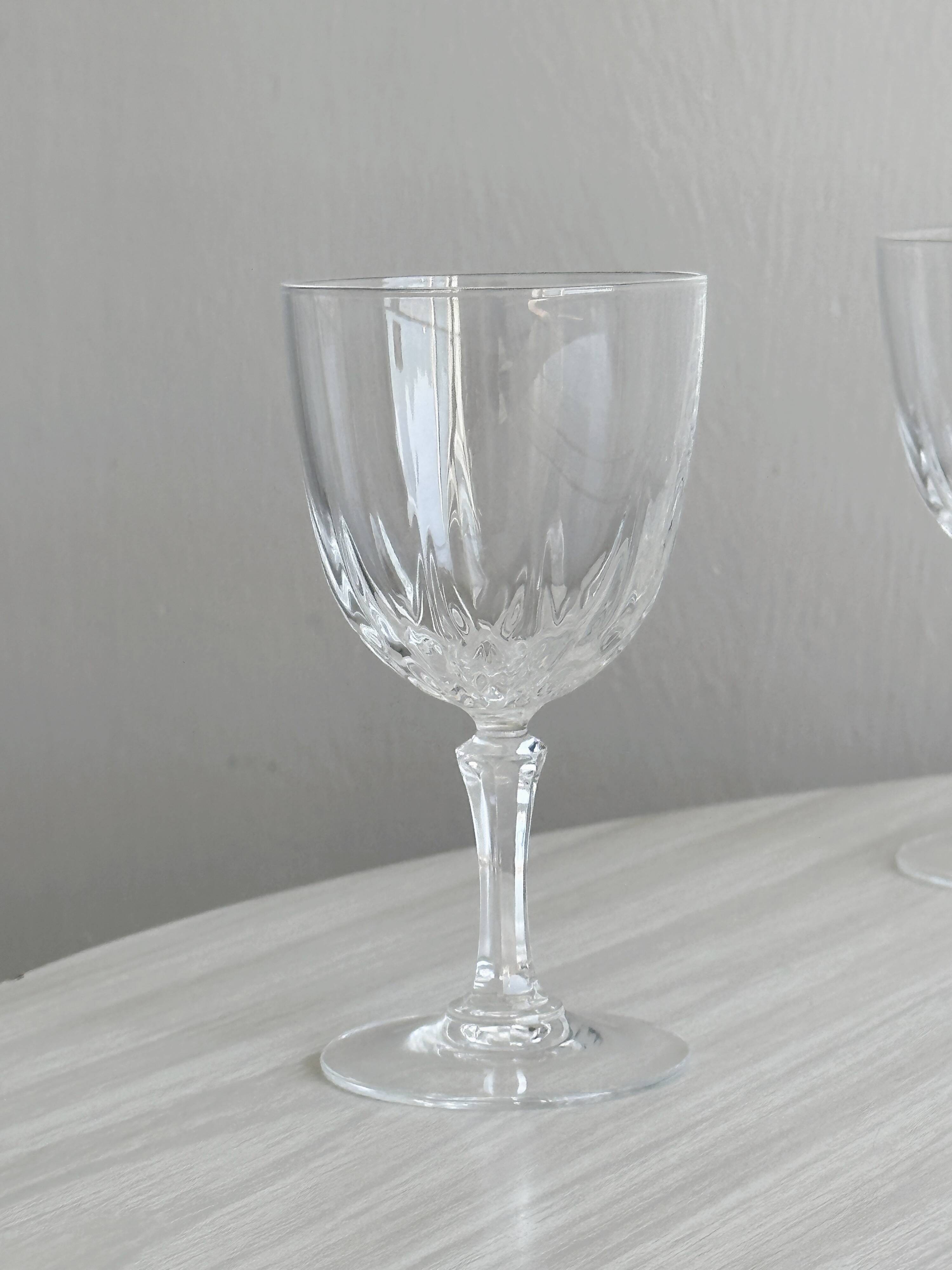 8 verres à vin en verre cristal ciselé