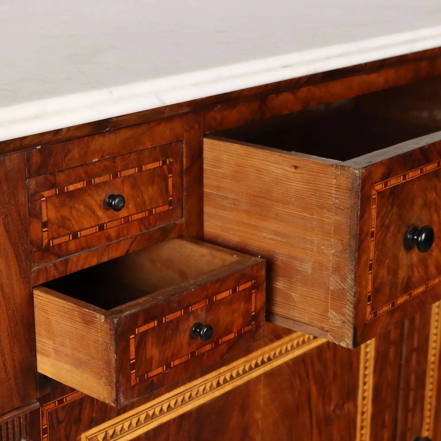 Antique buffet in Eastern European walnut, 19th century.