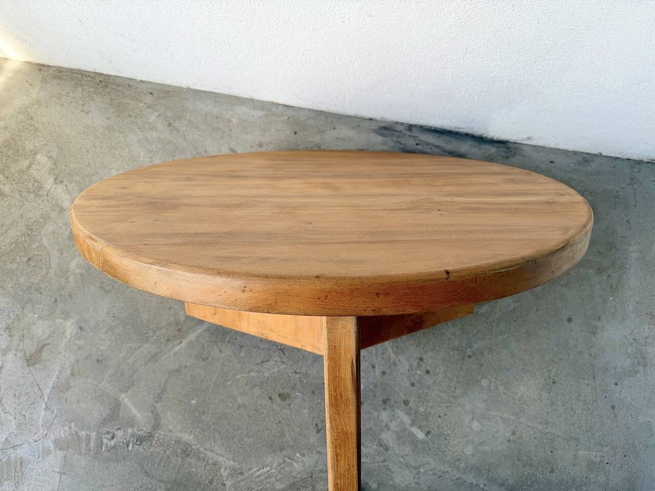 Round modernist coffee table, elm, 1950s.