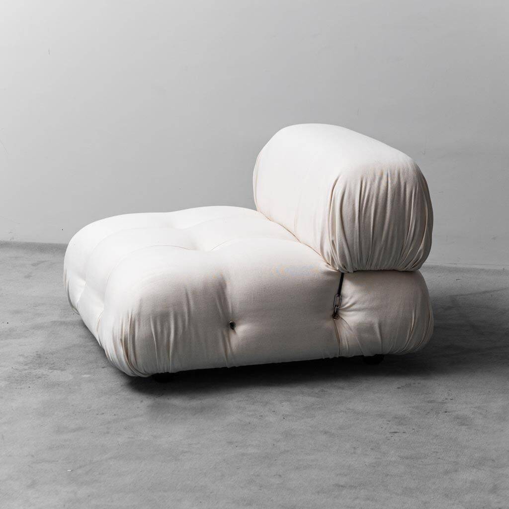 Camaleonda armchair in white cotton: retro-modern style from the 70s.