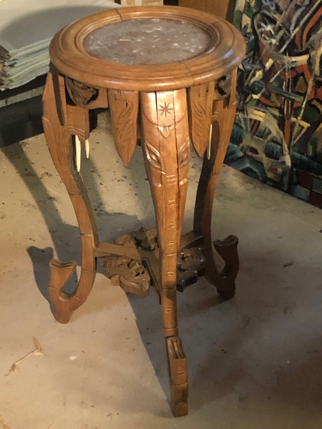 Guéridon sculpté à tête d éléphants