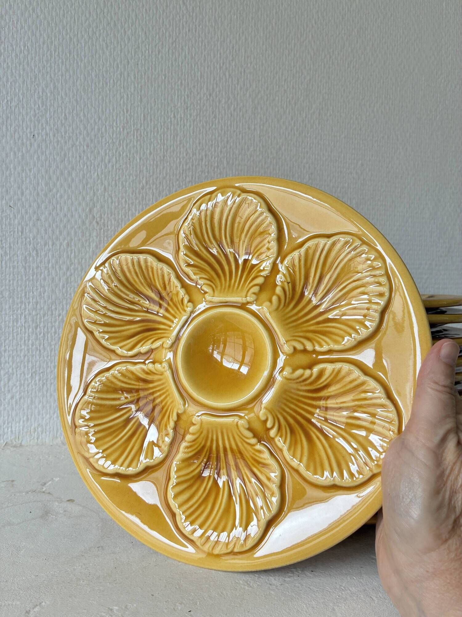 Lot of 12 shell-shaped plates, Barbotine, 1950s.