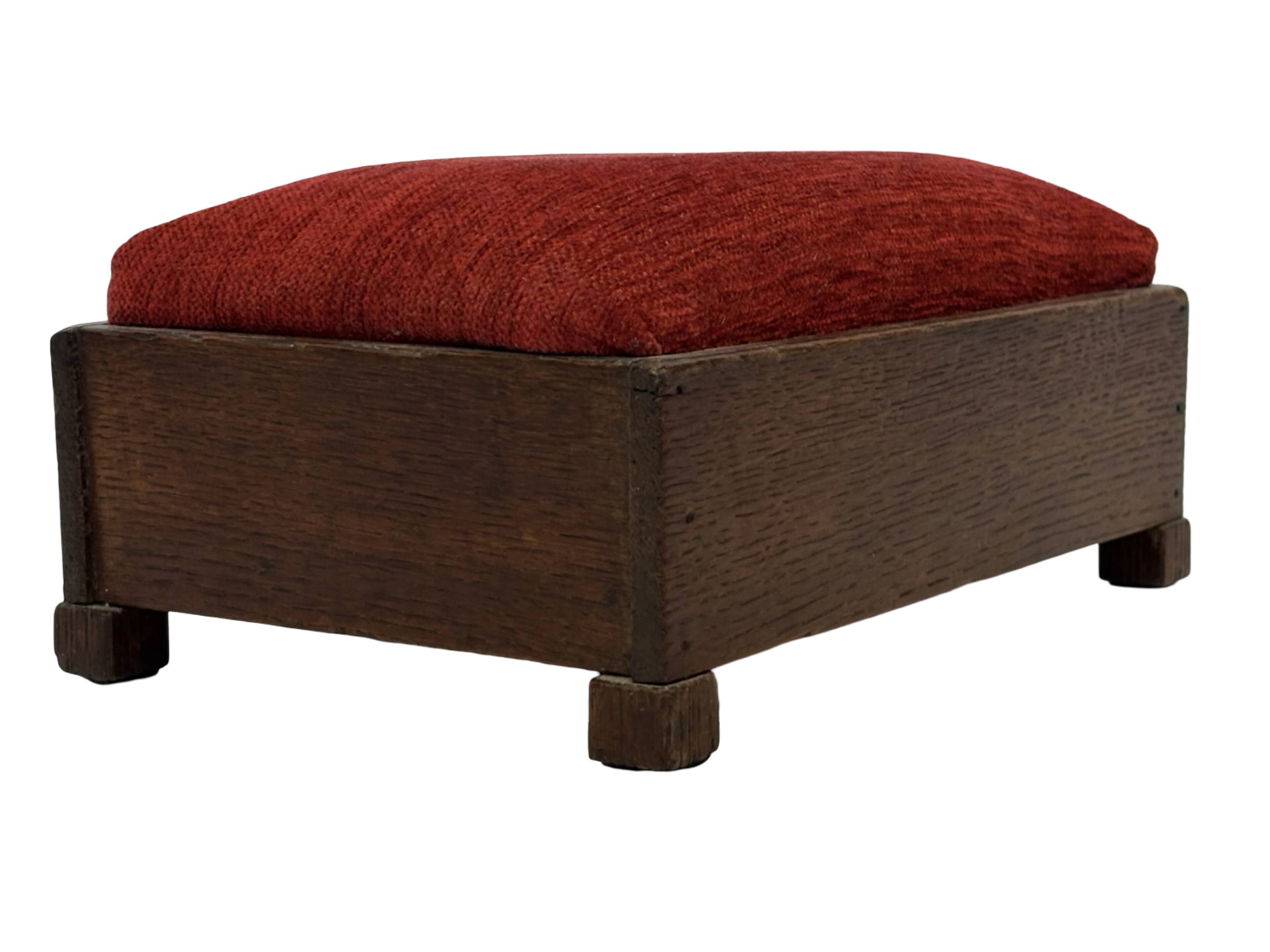 Pouf Art Déco design des années 30, tabouret minimaliste modèle bas.