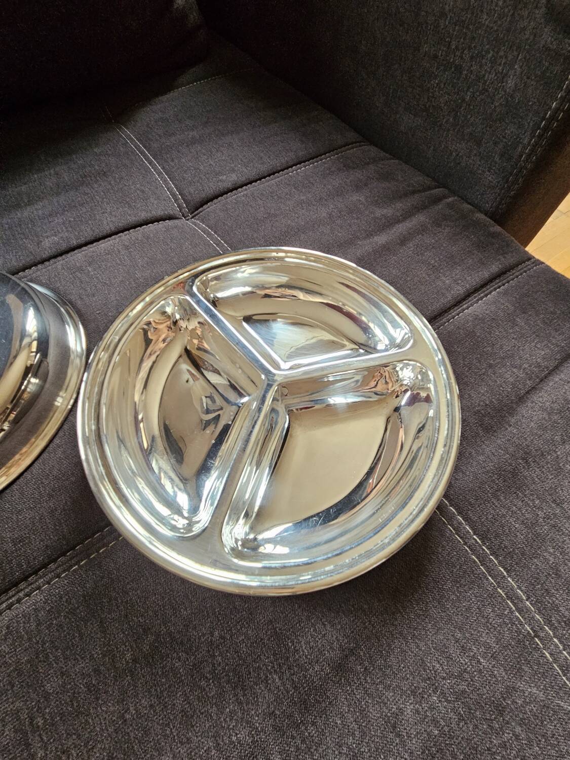 Dish with 3 compartments and lid