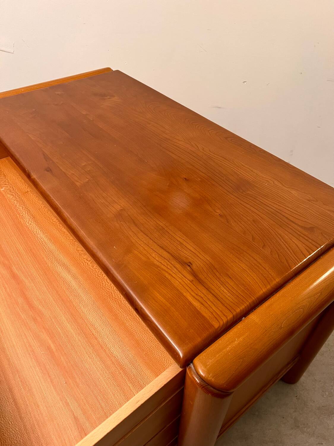 Ancienne commode 3 tiroirs en orme massif design années 70 brutaliste