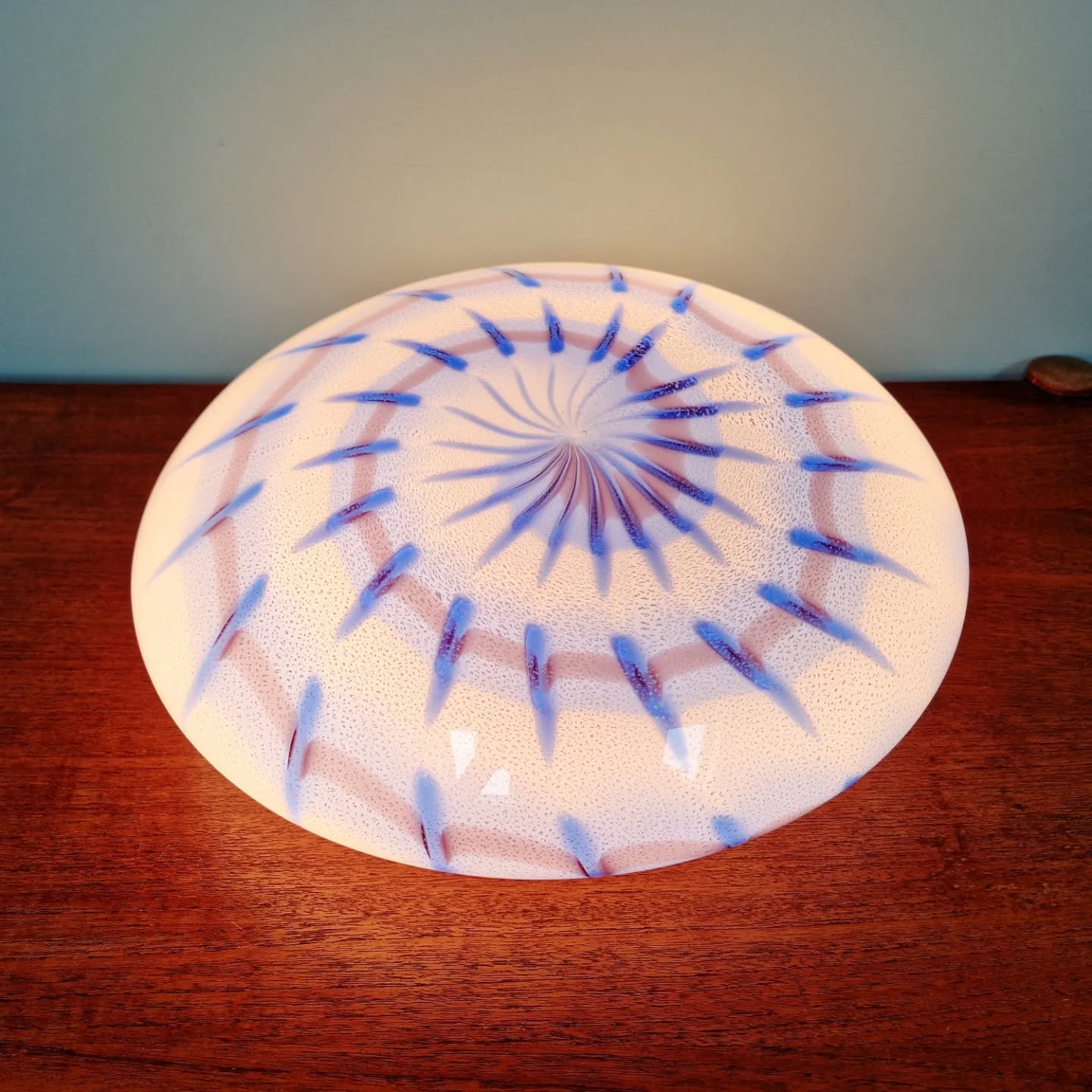 Ceiling light/wall sconce in blue and white Murano glass, 1970.
