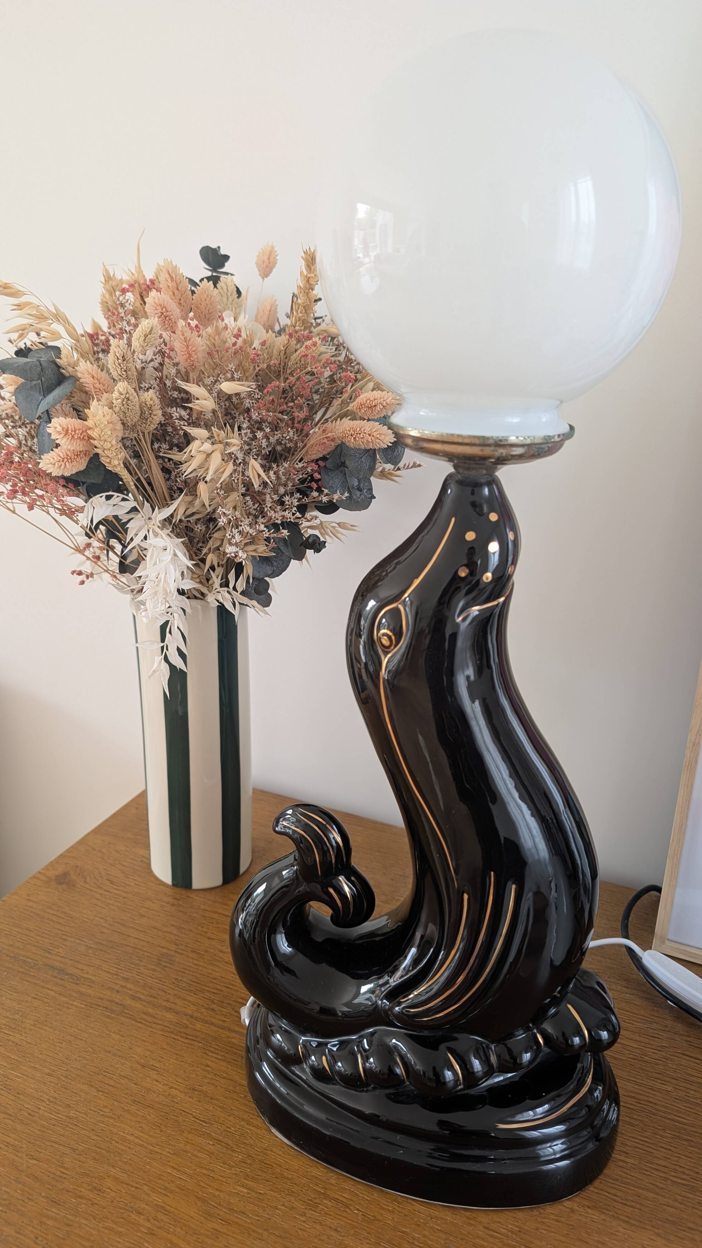 Seal globe lamp