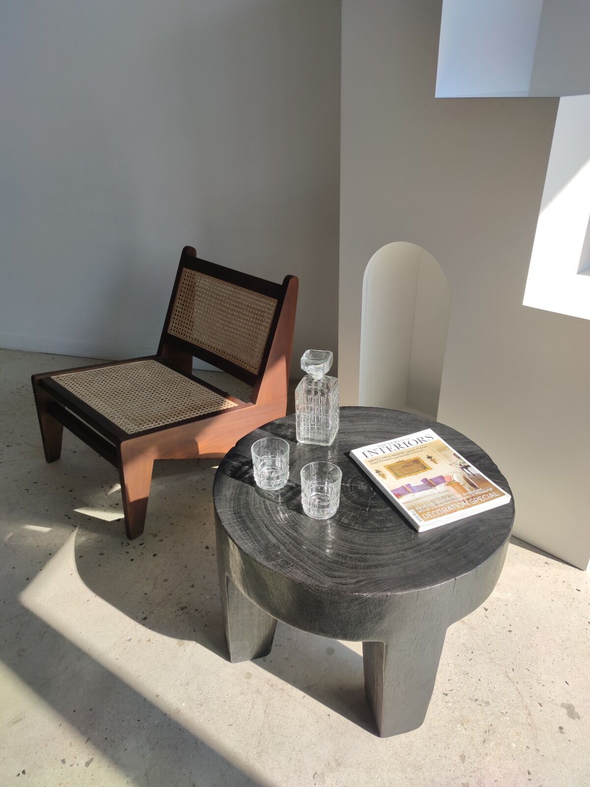 Quadripod coffee table in black monoxyl solid wood