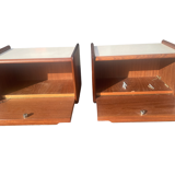 2 tables de chevet suspendues