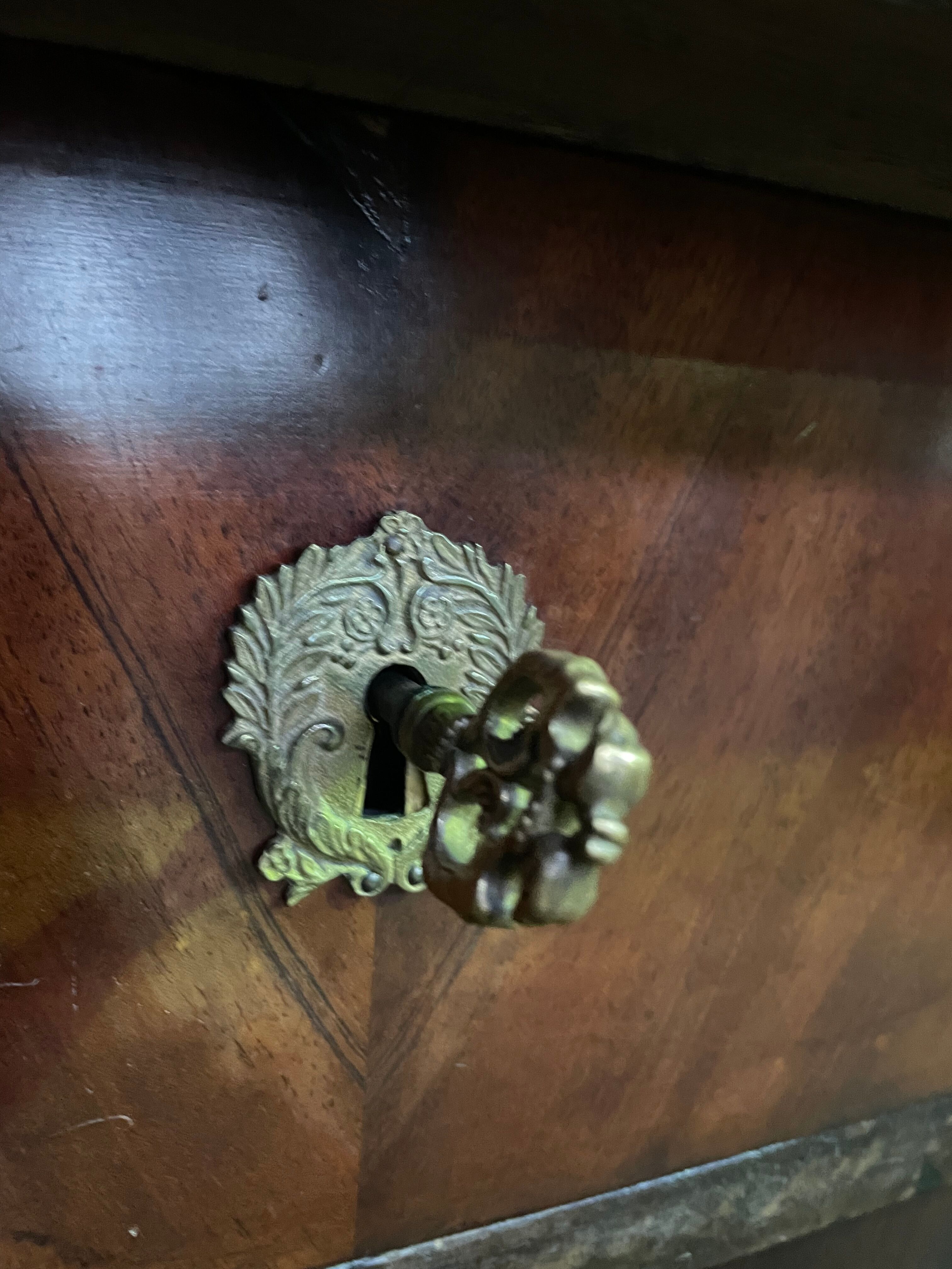 Empire period chest of drawers in mahogany and mahogany veneer