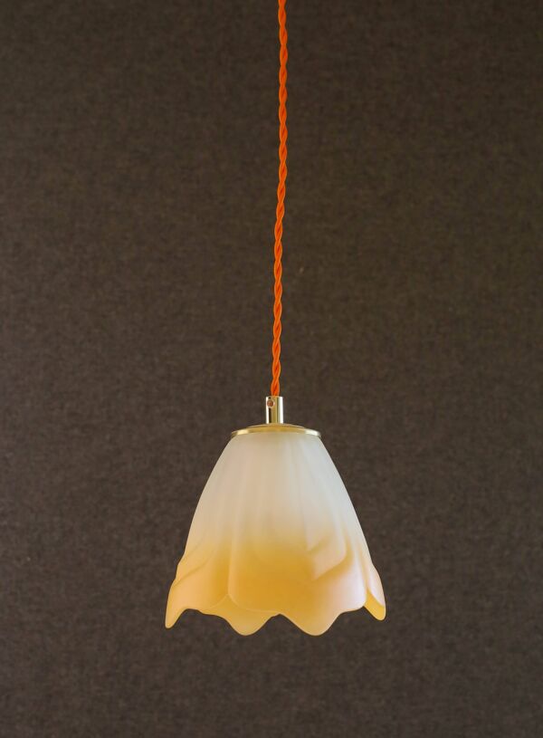 Plafonnier français ancien en verre opalescent et orange, suspension française - vers 1960