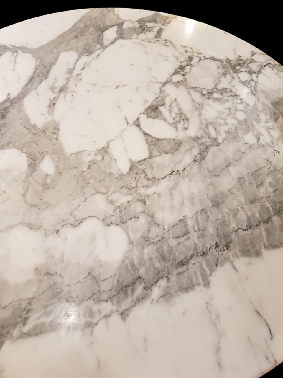 Marble tulip round table by eero saarinen