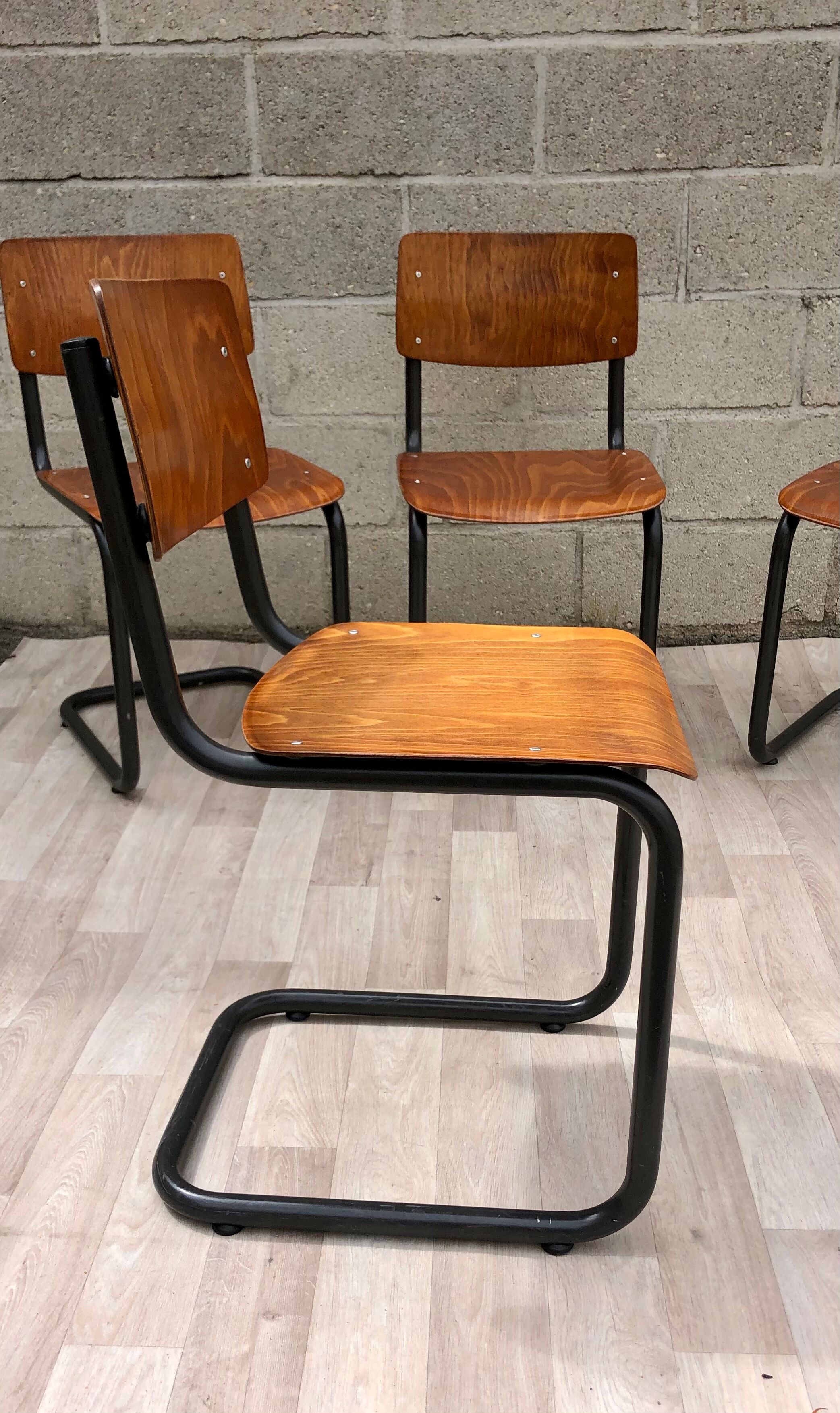 Lot de 4 chaises vintage Arhend Cantilever