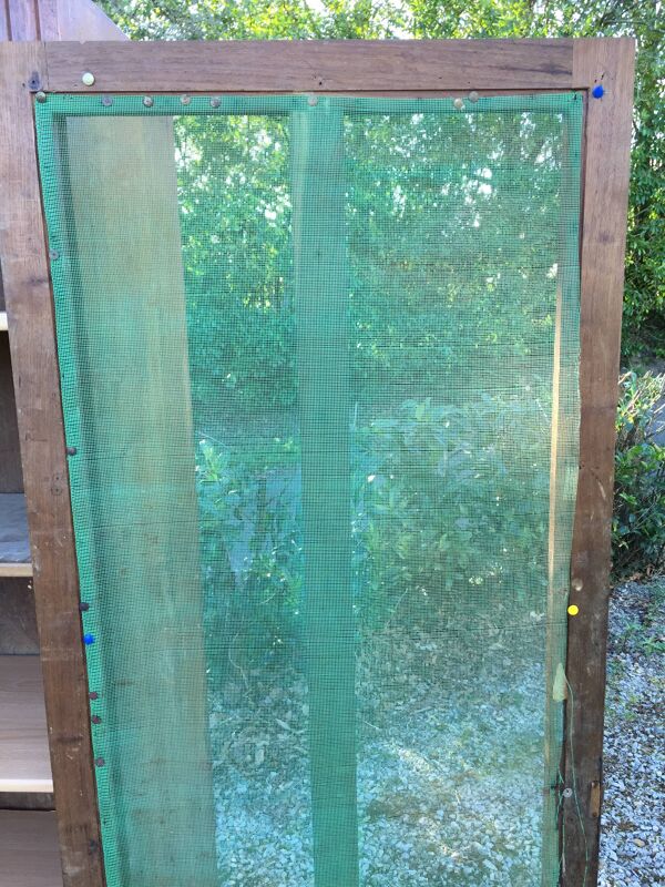 Armoire bonnetière vintage grillagée en chêne massif rococo d’époque 1930