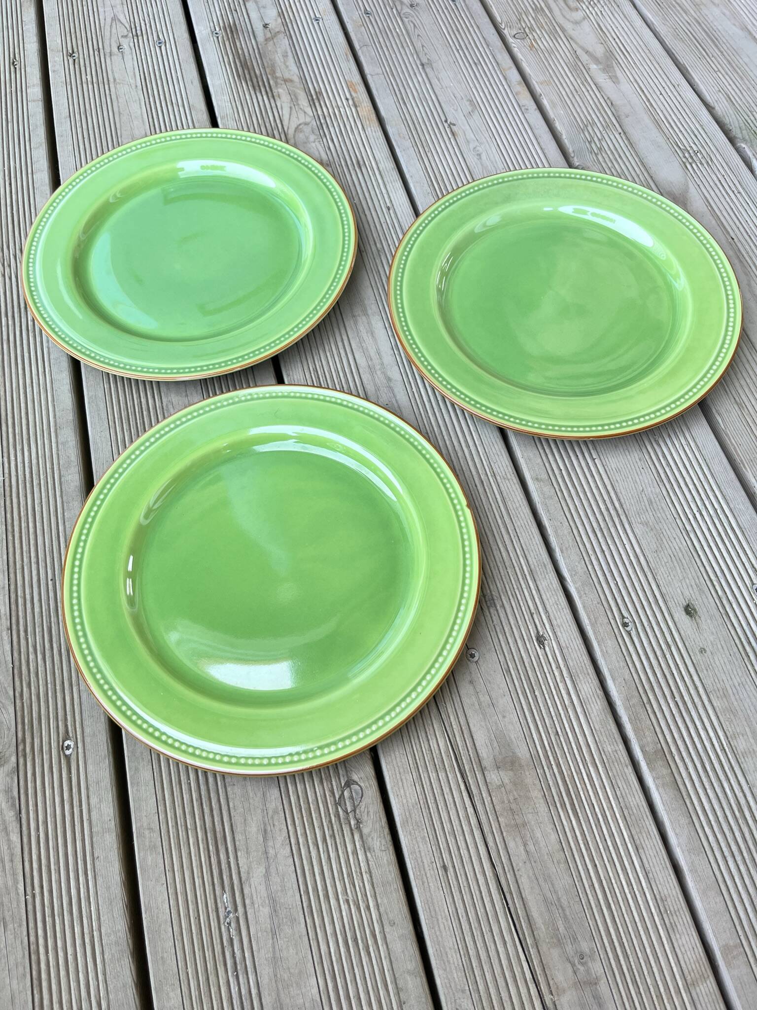 3 assiettes plates vertes