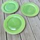 3 assiettes plates vertes