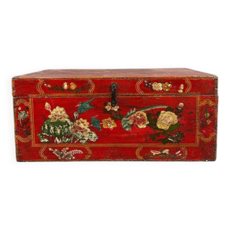 Coffre ancien peint à la main, décor floral sur fond rouge, XIXème siècle