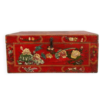 Coffre ancien peint à la main, décor floral sur fond rouge, XIXème siècle