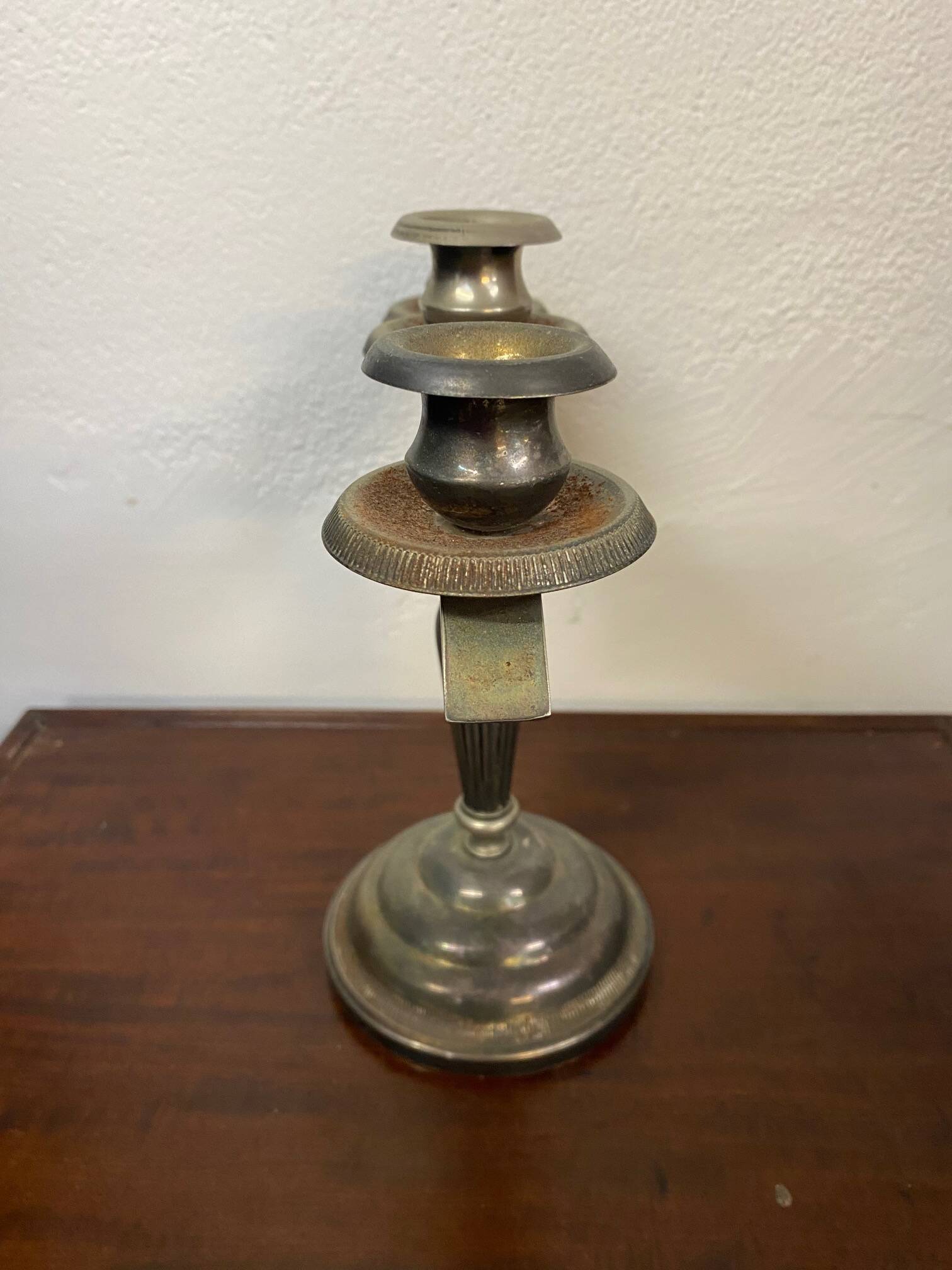 Paire de bougeoirs style art deco en metal argente