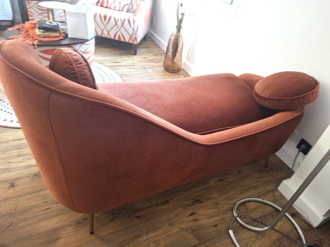 Magnificent chaise longue for a lounge or waiting room.