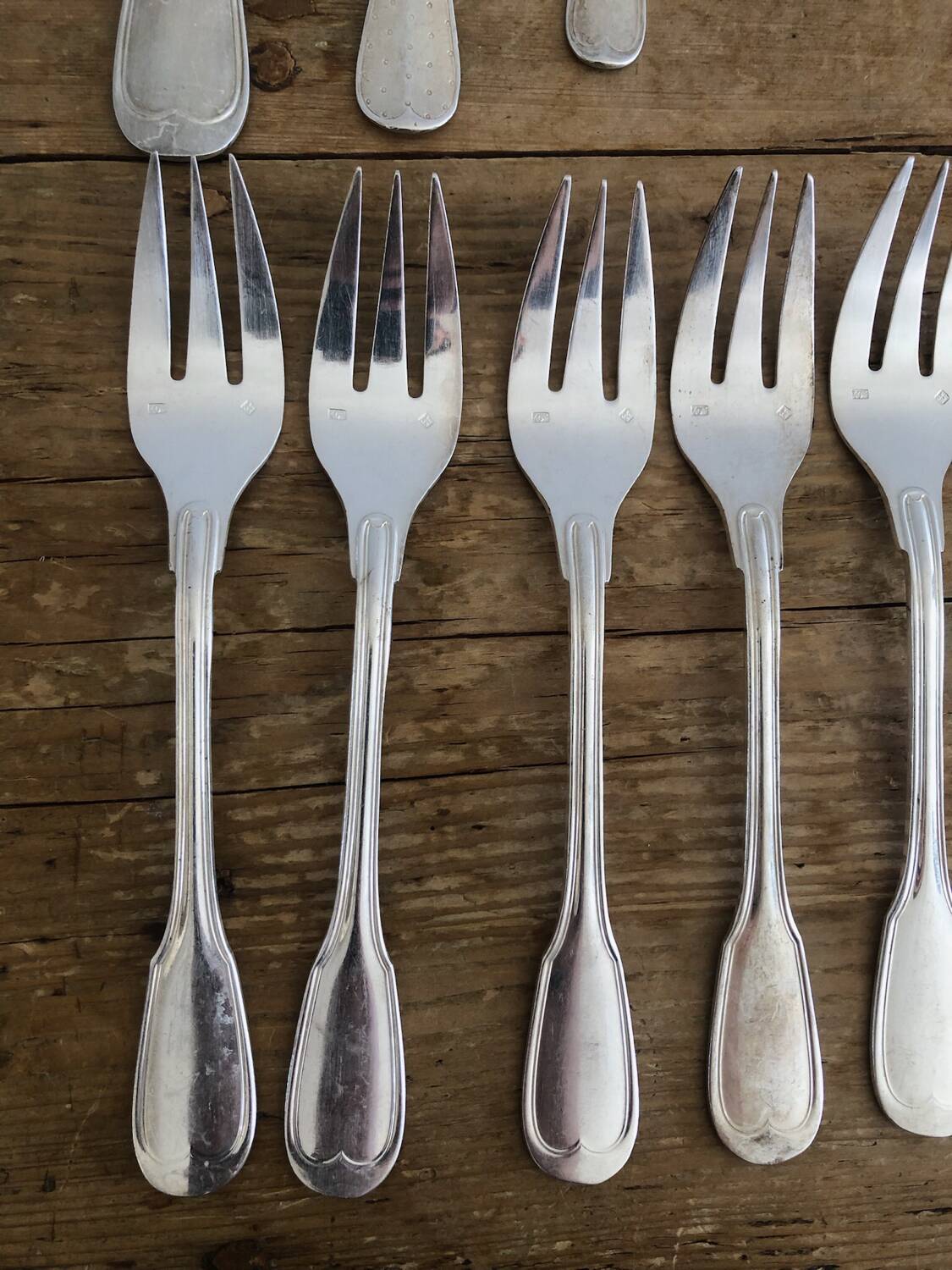 Set of 12 fish forks & 12 knives in silver metal