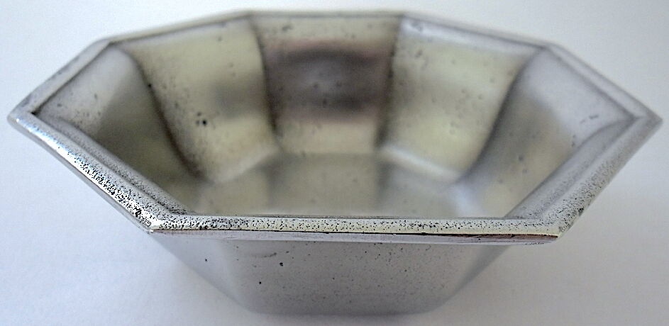 Empty octagonal pocket in tin by the workshop "Les Etains de France"