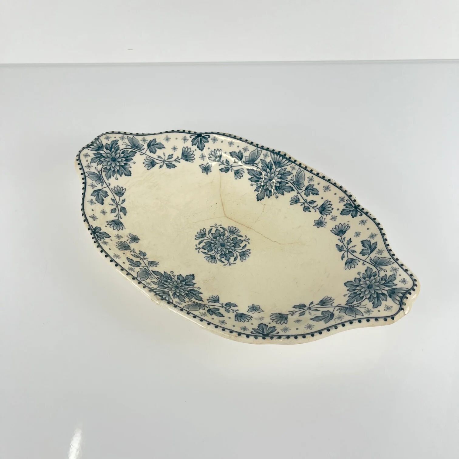 Plate model "Estrées", by U&C Sarreguemines, blue, 1900